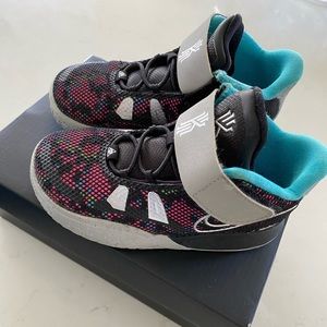 Nike Kyrie little girls basketball sneakers size 9C